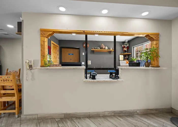 Econo Lodge Inn & Suites Santa Fe South